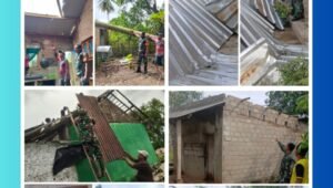 Anggota Koramil 411-04 Trimurjo sedang membantu warga membersihkan puing pohon yang tumbang timpa rumah di Kampung Depokrejo Lampung Tengah