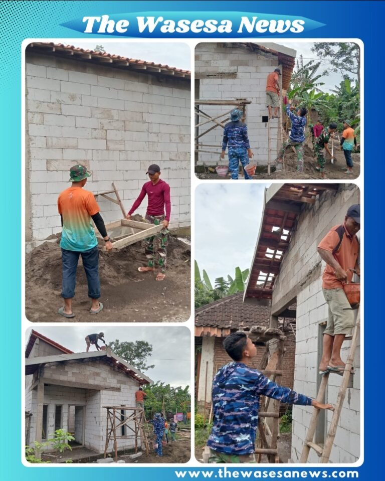 Anggota Satgas TMMD Ke-127 bersama warga memasang genting rumah RTLH milik Ibu Saidah di Desa Wonosari Pasuruan.