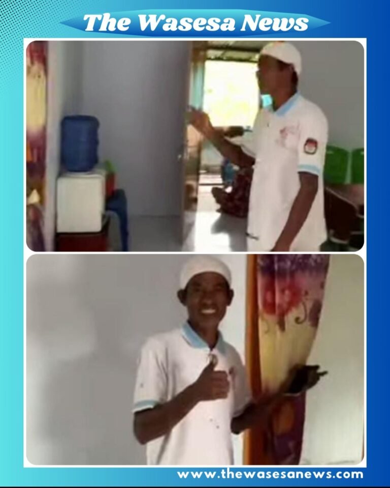 Fajri Fataha, ayah bisu dari Desa Tepeleo, bersiap berkeliling menjual ikan segar dengan sepeda motor tuanya setiap pagi.