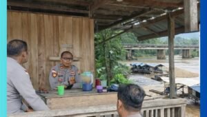 Personel Polsek Putussibau Utara bersama Bhabinkamtibmas saat melakukan penertiban terhadap aktivitas galian C tidak berizin di Sungai Mupa pada Senin (16/2/2026)