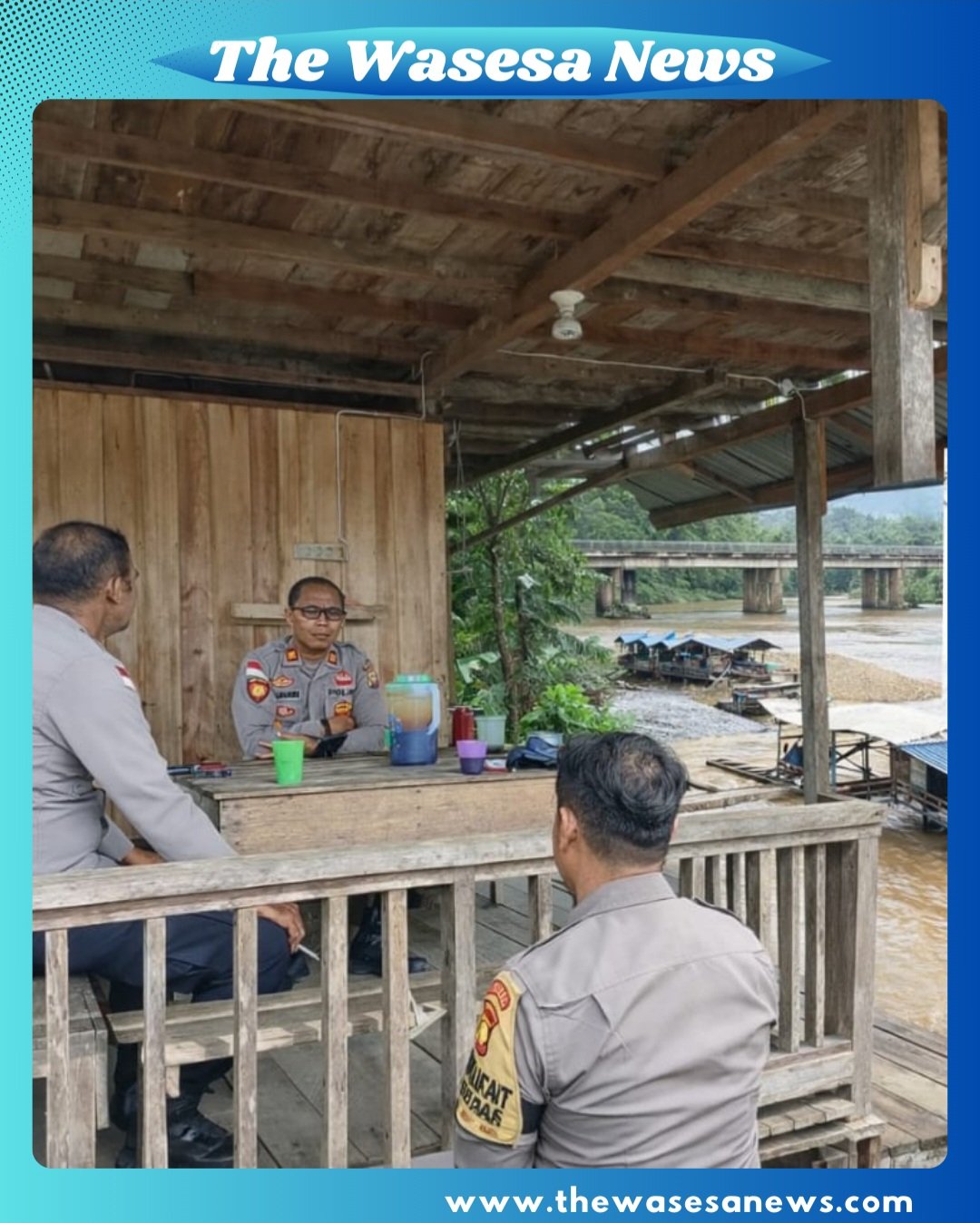 Personel Polsek Putussibau Utara bersama Bhabinkamtibmas saat melakukan penertiban terhadap aktivitas galian C tidak berizin di Sungai Mupa pada Senin (16/2/2026)