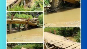 Foto jembatan penghubung Dusun Sebude Desa Tebuah Elok Sambas yang mengalami kerusakan parah dan hampir roboh, struktur badan jembatan amblas dan penyangga tergerus aliran sungai.