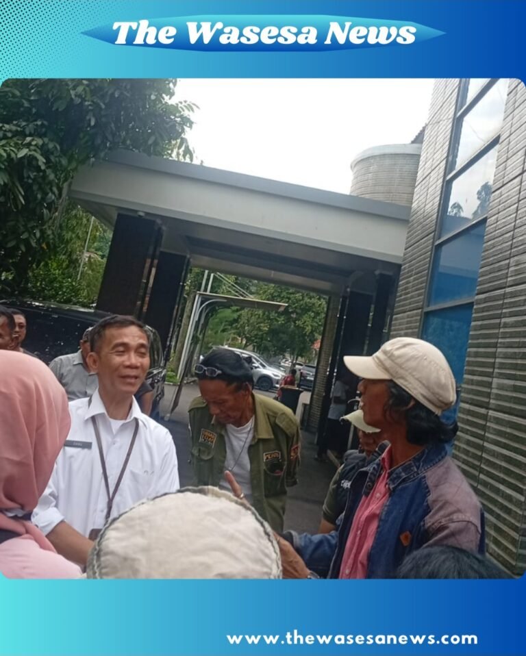 foto Terjadinya Perdebatan Kepala Biro Humas BPN kota depok dengan Awak Media yang tidak dapat masuk ke dalam acara Afternoon Tea yang digelar pada Rabu, 18 Februari 2026 di kantah BPN Kota Depok dengan alasan keterbatasan ruangan-(Thewasesanews-Dok)