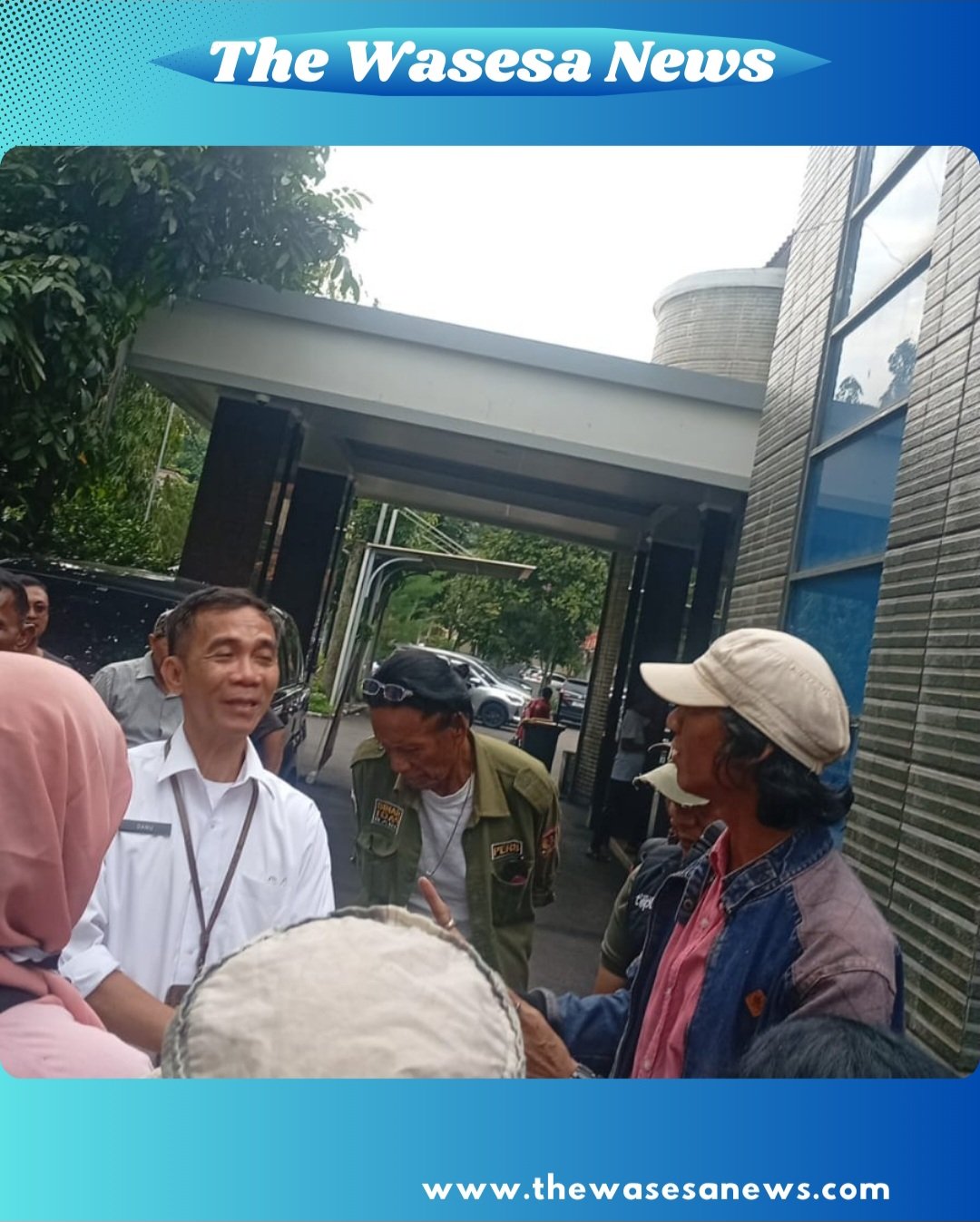foto Terjadinya Perdebatan Kepala Biro Humas BPN kota depok dengan Awak Media yang tidak dapat masuk ke dalam acara Afternoon Tea yang digelar pada Rabu, 18 Februari 2026 di kantah BPN Kota Depok dengan alasan keterbatasan ruangan-(Thewasesanews-Dok)
