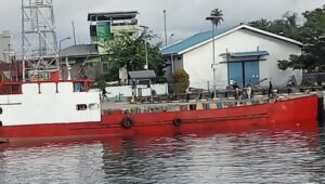 Kapal Tengker Pangkalan BBM Subsidi Falabisahaya