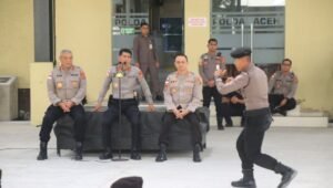Kapolda Aceh Marzuki Ali Basyah sedang memperagakan teknik bela diri Polri di depan ratusan personel Ditsamapta Polda Aceh di Meuligoe Kepolisian Daerah Aceh
