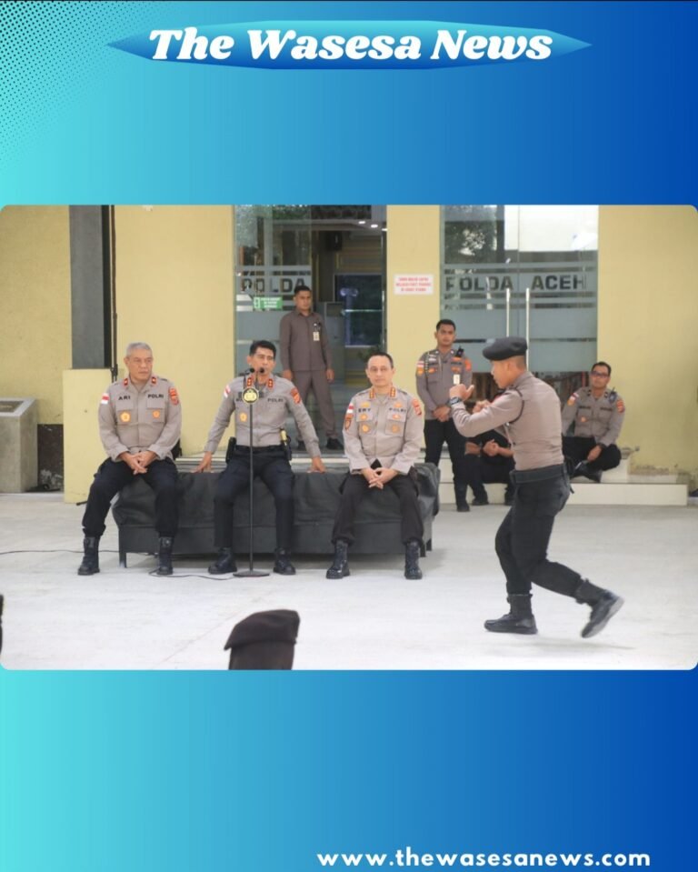 Kapolda Aceh Marzuki Ali Basyah sedang memperagakan teknik bela diri Polri di depan ratusan personel Ditsamapta Polda Aceh di Meuligoe Kepolisian Daerah Aceh