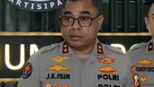 Kadiv Humas Polri Irjen Pol Johnny Eddizon Isir memberikan keterangan pers terkait kronologi kasus narkoba eks Kapolres Bima Kota.