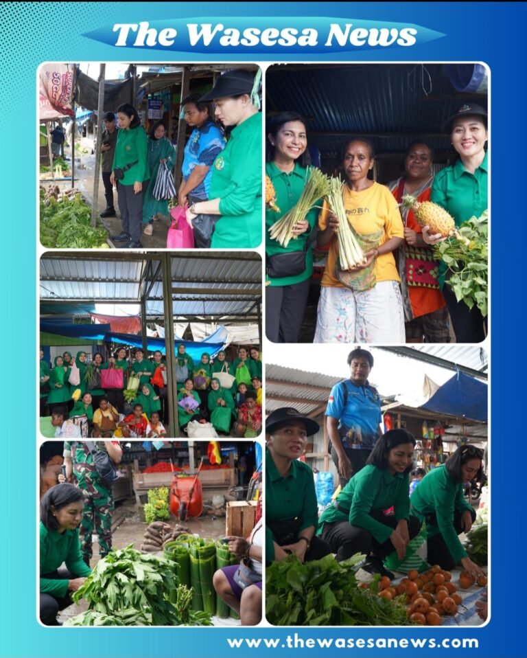 Ketua Persit KCK Daerah XVIII/Kasuari Ny. Mevi Christian K. Tehuteru bersama pengurus berbelanja di lapak Mama Papua di Pasar Wosi Manokwari sebagai dukungan ekonomi lokal