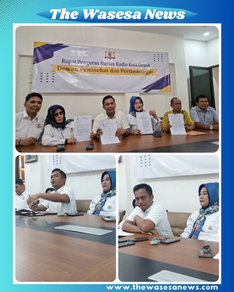 ​Ketua Umum Kadin Kota Depok, H. Miftah Sunandar, didampingi pengurus Kadin Jawa Barat dan jajaran dewan, memberikan keterangan pers mengenai pencabutan rekomendasi PLT dan penegasan kepengurusan sah periode 2021-2026.