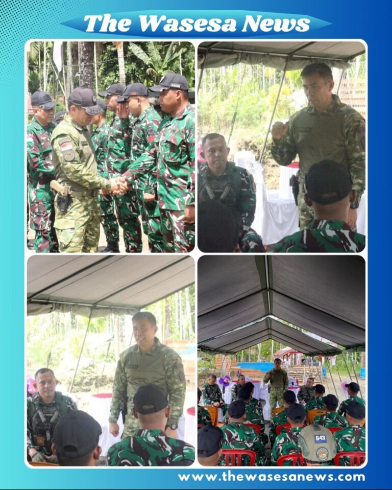 Pangdam XII/Tpr Mayjen TNI Novi Rubadi Sugito bersama prajurit Yonif 643/Wns saat kunjungan di Perbatasan RI-PNG Kabupaten Keerom Papua