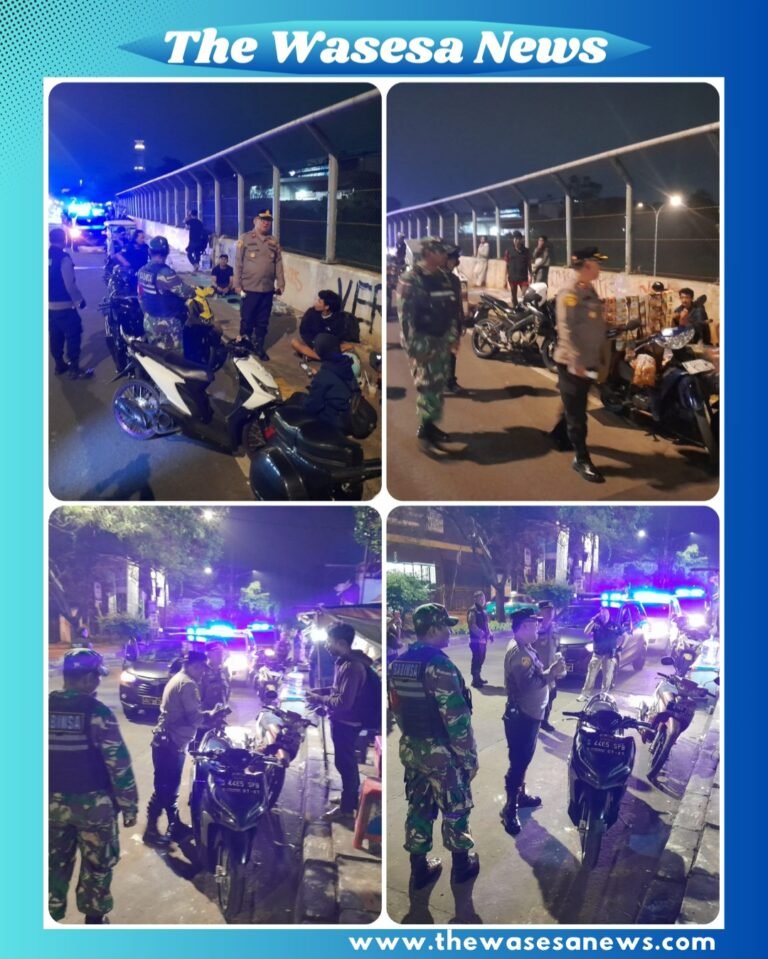 Patroli gabungan TNI-Polri dan elemen masyarakat sedang melakukan patroli di Jalan Raya Cinere, Depok untuk menjaga kamtibmas pada 24 Februari 2026.