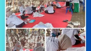Ibu-ibu sedang membuat batik: "Puluhan ibu-ibu PKK Desa Wonosari fokus memegang canting dan membuat batik dalam kegiatan pelatihan program TMMD Ke-127 Kodim 0819/Pasuruan, Jumat (27/2/2026).