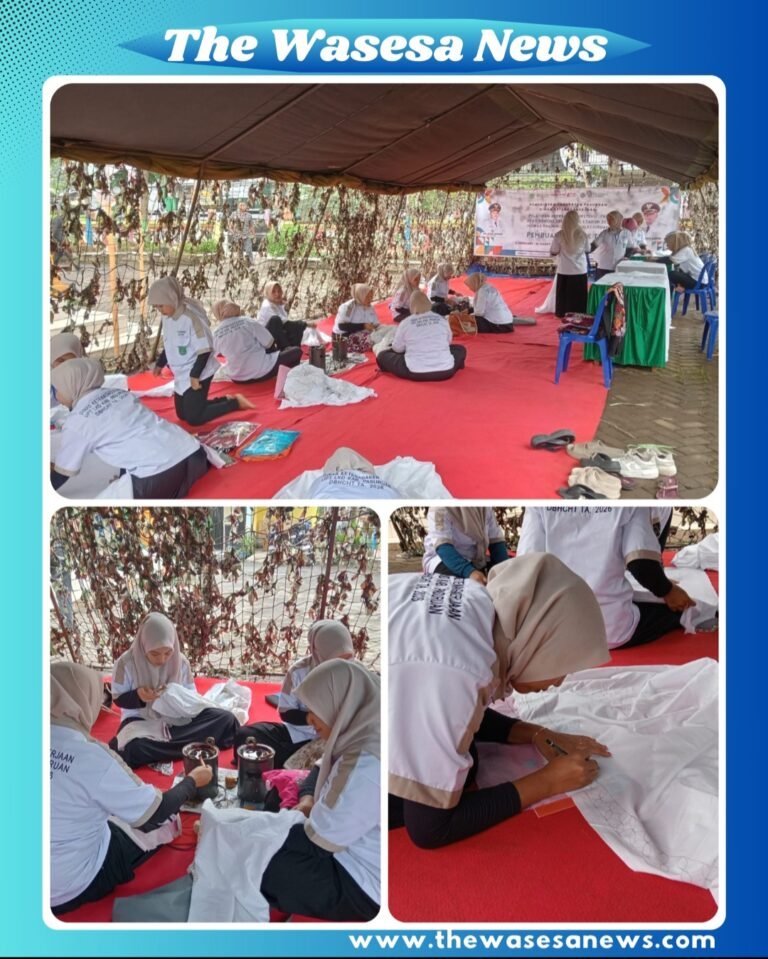 Ibu-ibu sedang membuat batik: "Puluhan ibu-ibu PKK Desa Wonosari fokus memegang canting dan membuat batik dalam kegiatan pelatihan program TMMD Ke-127 Kodim 0819/Pasuruan, Jumat (27/2/2026).