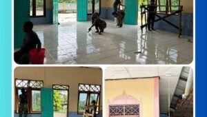 Personel Satgas Yonif 123/Rajawali bersama warga Kampung Hafo saat membersihkan Musholla AL-HAYAT di Distrik Assue, Kabupaten Mappi, Papua Selatan dalam rangka menyambut bulan suci Ramadan.