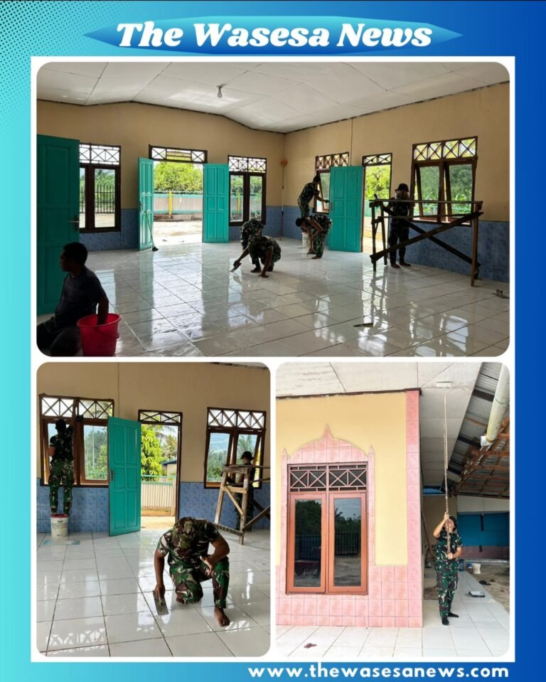 Personel Satgas Yonif 123/Rajawali bersama warga Kampung Hafo saat membersihkan Musholla AL-HAYAT di Distrik Assue, Kabupaten Mappi, Papua Selatan dalam rangka menyambut bulan suci Ramadan.