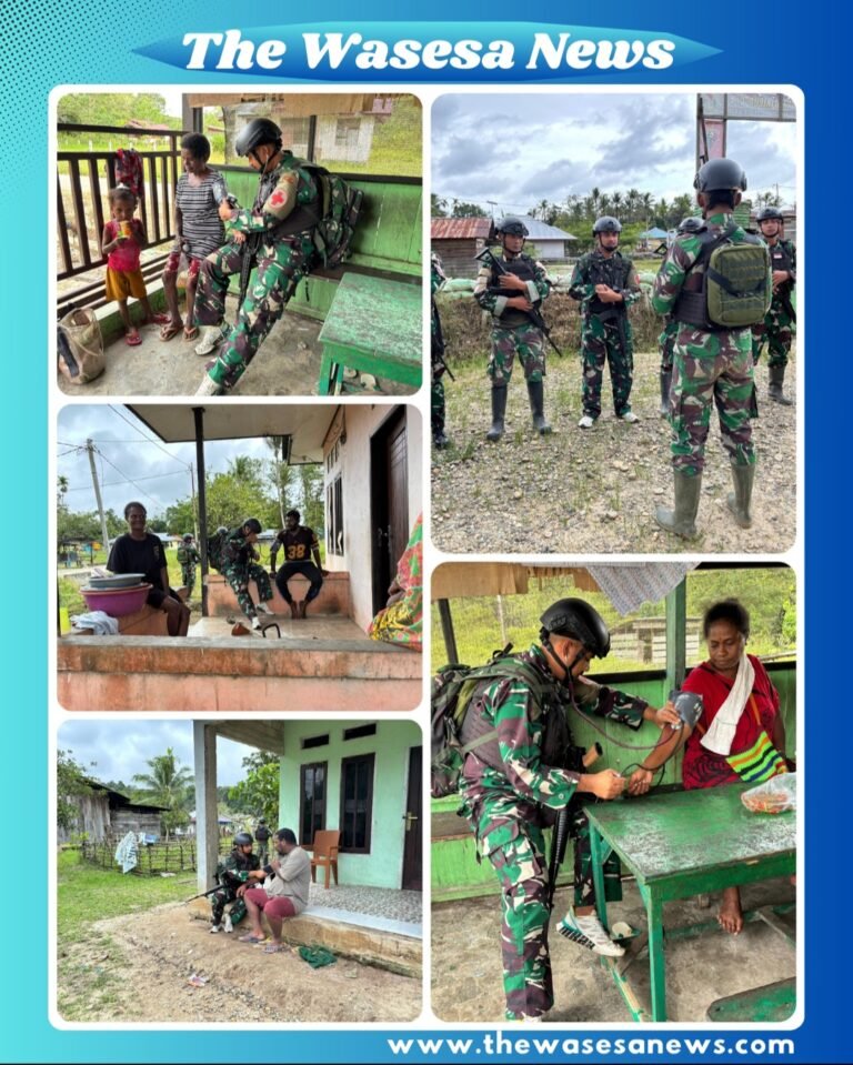 Personel Satgas Pamtas RI-PNG Yonif 410/ALG melakukan pemeriksaan kesehatan kepada warga Kampung Jagiro dalam kegiatan Yankes di Distrik Moskona Selatan, Teluk Bintuni, Papua Barat.