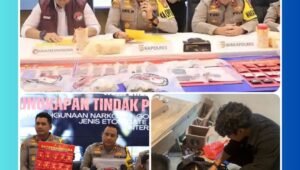 Petugas menunjukkan barang bukti cartridge liquid vape "zombie" berisi kandungan Etomidat hasil tangkapan Polres Pelabuhan Tanjung Priok.