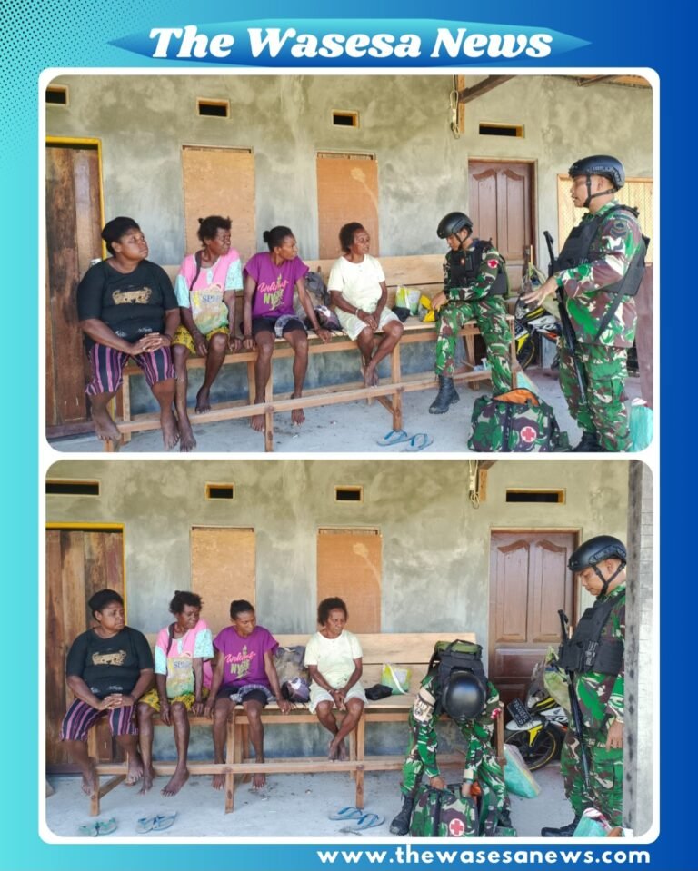 Foto personel Satgas Pamtas RI-PNG Yonif 410/ALG Pos Aroba memberikan pelayanan kesehatan pemeriksaan dan pemberian obat kepada warga Kampung Aroba Teluk Bintuni Papua Barat