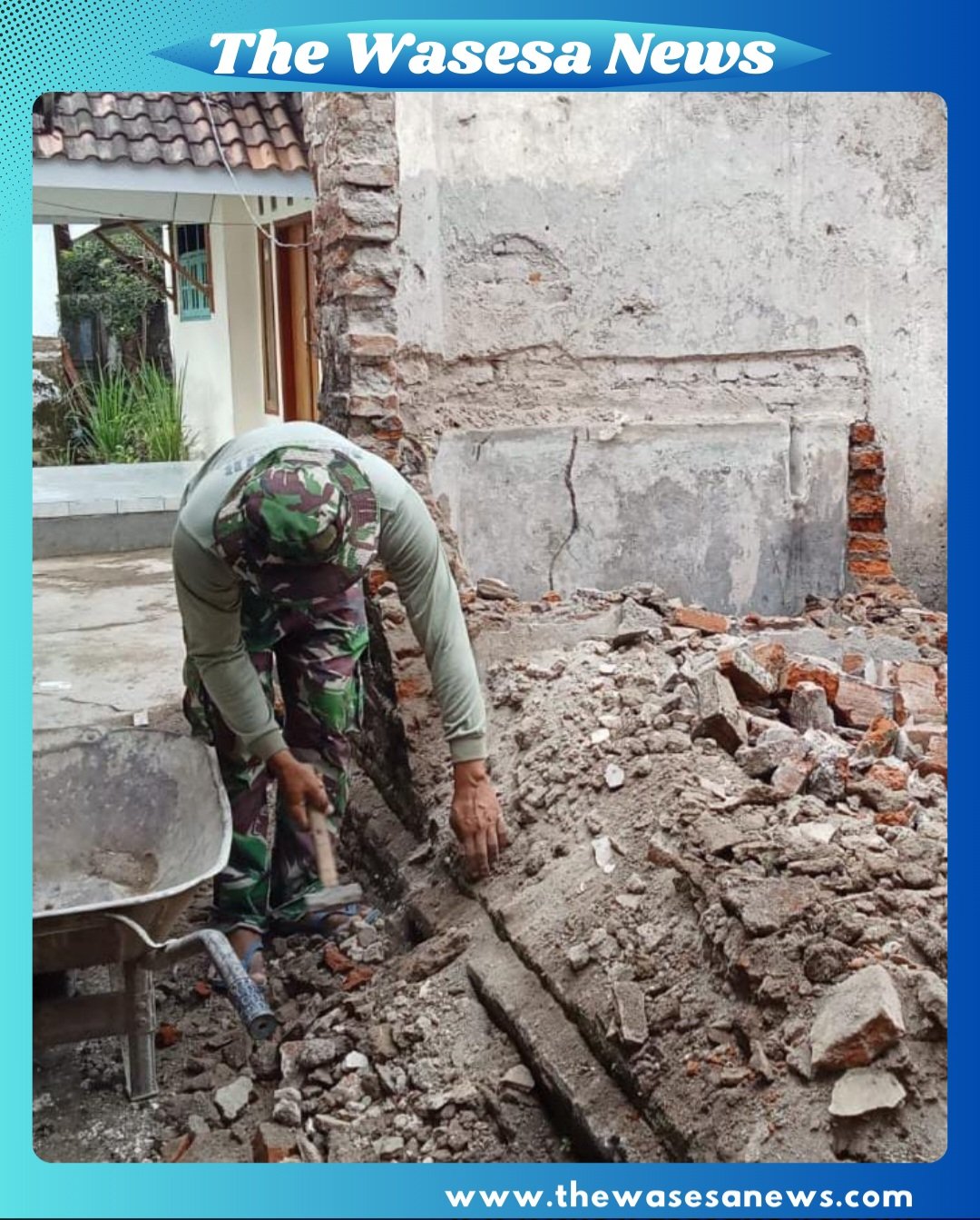 Prajurit TNI sedang menghancurkan sisa-sisa lantai lama menggunakan palu besar dalam kegiatan rehabilitasi rumah milik Bapak Khoirul Anam di Dusun Desa Wonosari, Pasuruan. Di sekitarnya terlihat gerobak dorong dan ember sebagai alat bantu kerja.