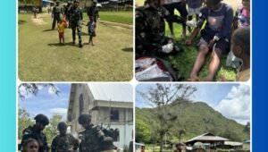 Prajurit Satgas Yonif 521/DY sedang membagikan paket sembako kepada warga Distrik Bolakme, Kabupaten Jayawijaya, Papua Pegunungan dalam kegiatan bakti sosial.