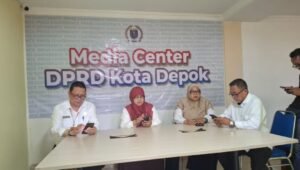 Sekretaris Dewan DPRD Kota Depok Kania Purwanti saat memberikan keterangan pers terkait permohonan maaf kepada wartawan di Media Center DPRD Depok.
