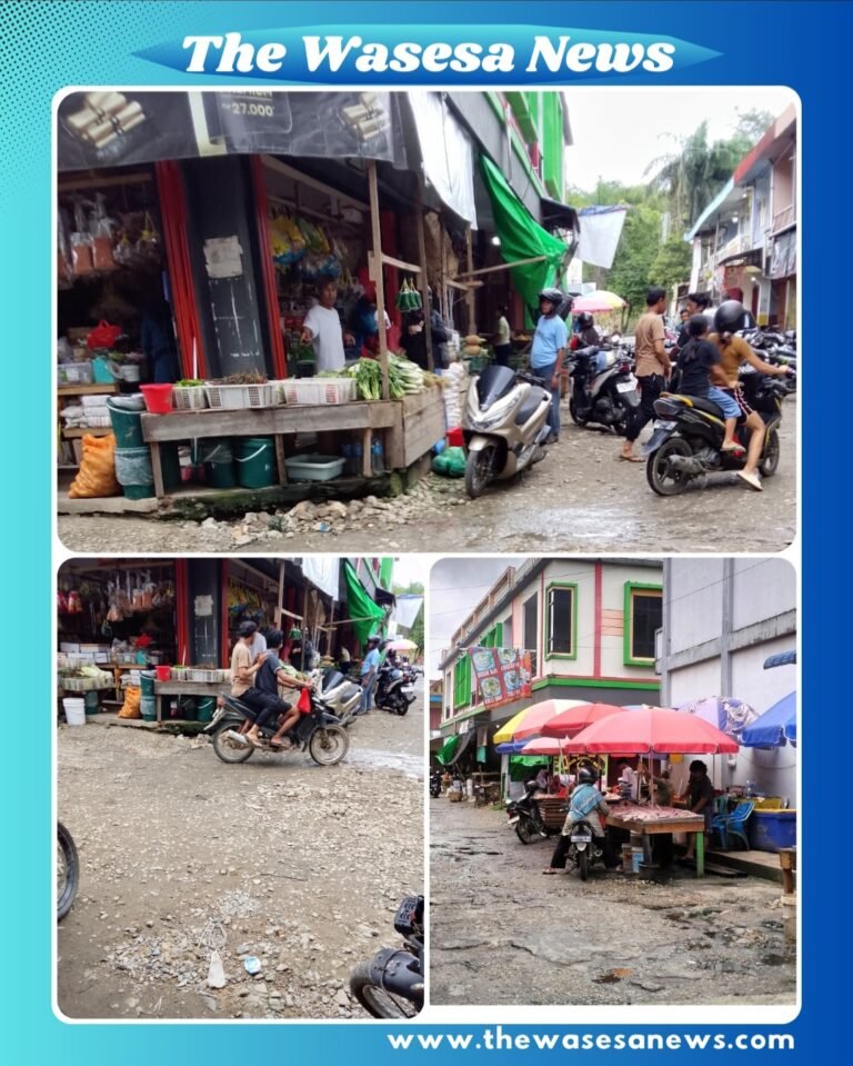 Suasana Pasar Teratai Bengkayang jelang hari raya dengan berbagai komoditas sembako yang mengalami kenaikan harga