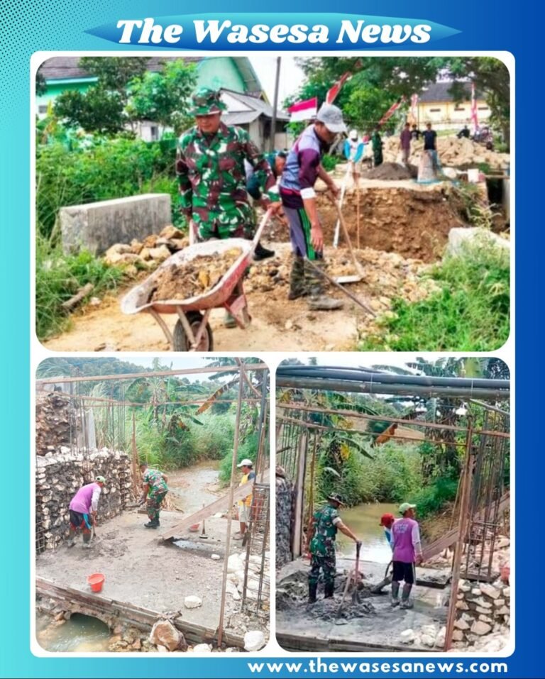 Proses rehabilitasi jembatan plant beton oleh Koramil 0811/18 Parengan bersama masyarakat di Desa Dagangan Parengan Tuban.
