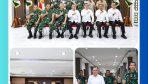 Wakil Menteri Koordinator Politik dan Keamanan Lodewijk Freidrich Paulus (kiri) bersama Pangdam I/Bukit Barisan Hendy Antariksa (kanan) dalam audiensi di Ruang Kerja Pangdam I/Bukit Barisan, Medan, 24 Februari 2026