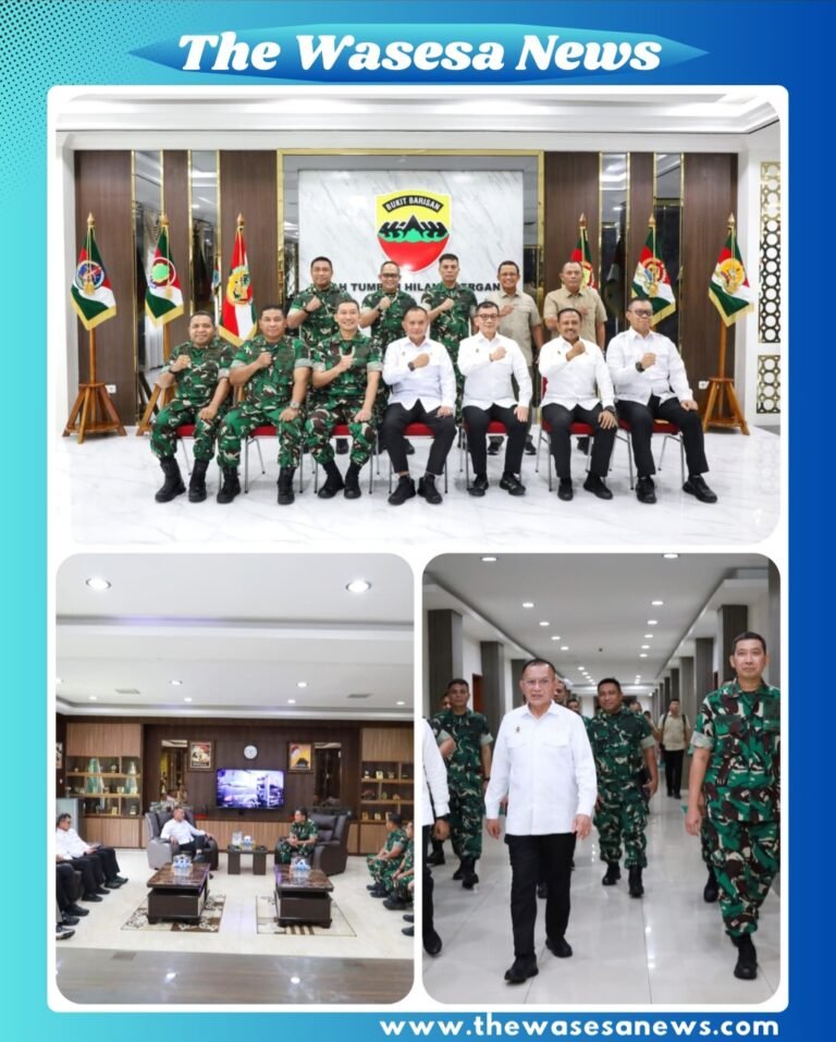 Wakil Menteri Koordinator Politik dan Keamanan Lodewijk Freidrich Paulus (kiri) bersama Pangdam I/Bukit Barisan Hendy Antariksa (kanan) dalam audiensi di Ruang Kerja Pangdam I/Bukit Barisan, Medan, 24 Februari 2026