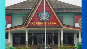 Brigjen TNI Purnomosidi saat menyerahkan Jam Komandan kepada prajurit Korem 121/Abw di Lapangan Makorem 121/Abw Sintang, Kalimantan Barat.