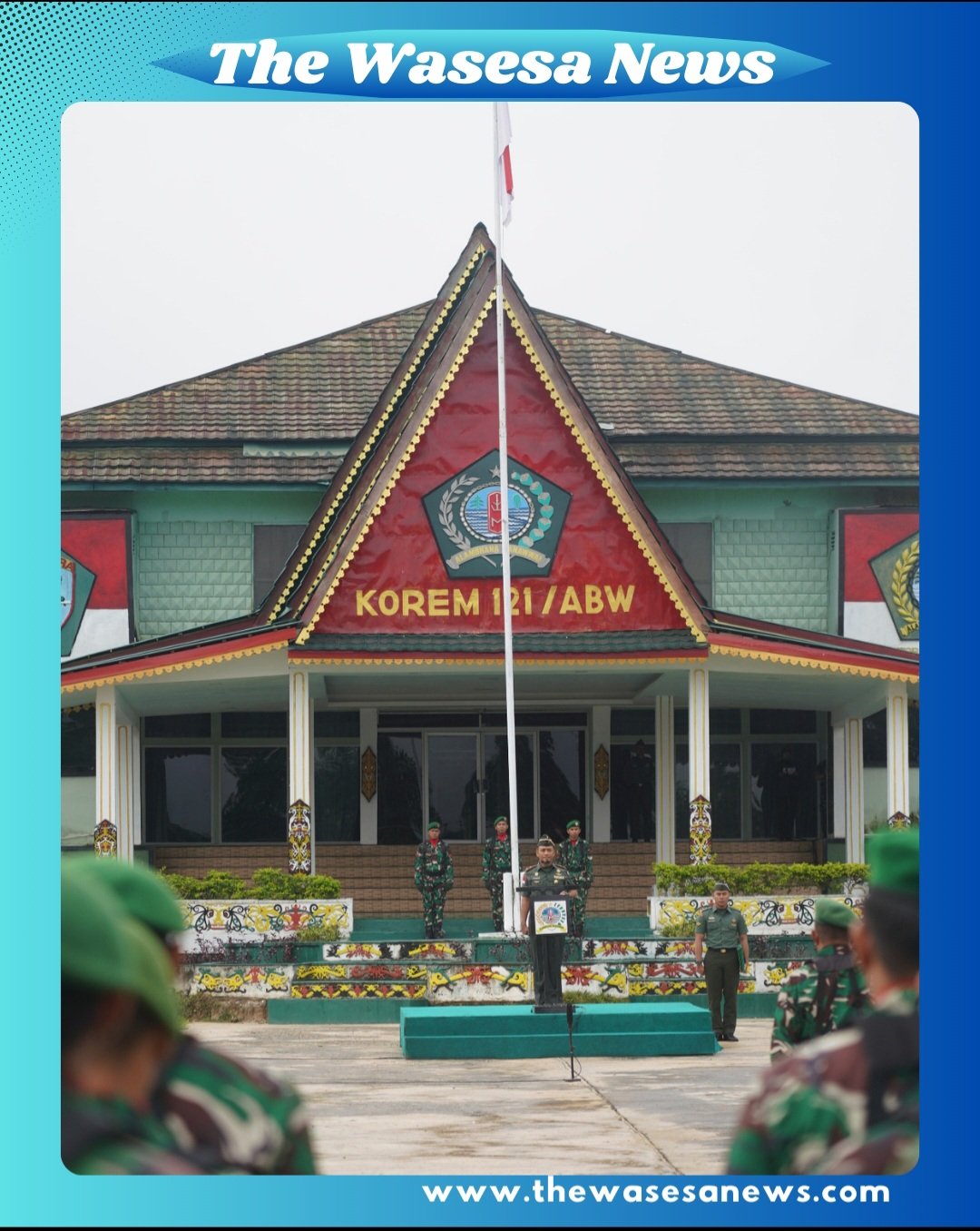 Brigjen TNI Purnomosidi saat menyerahkan Jam Komandan kepada prajurit Korem 121/Abw di Lapangan Makorem 121/Abw Sintang, Kalimantan Barat.
