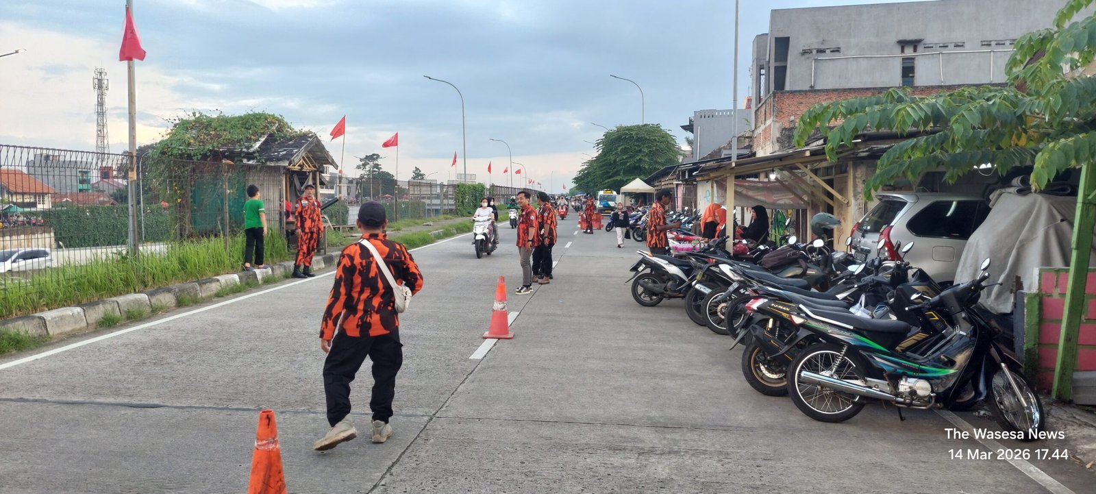 Kader Pemuda Pancasila Pangkalan Jati Baru berjaga di depan sekretariat saat acara santunan. - thewasesanews.com