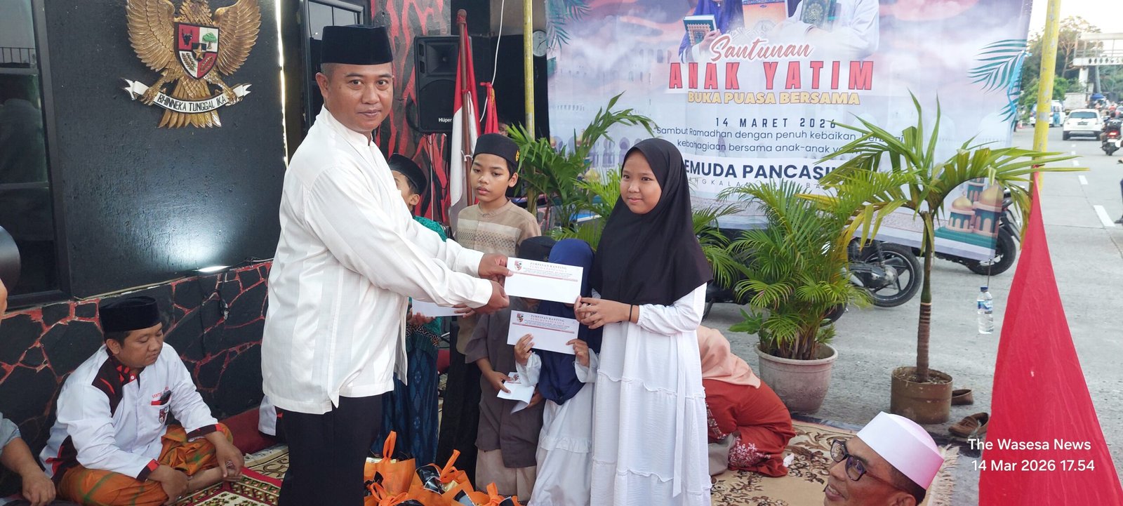 Bimas IPDA Edwin serahkan santunan anak yatim bersama Pemuda Pancasila Pangkalan Jati Baru. - thewasesanews.com