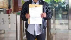 Aktivis Hotman Samosir saat melaporkan Pimpinan KPK ke Dewan Pengawas. - thewasesanews.com