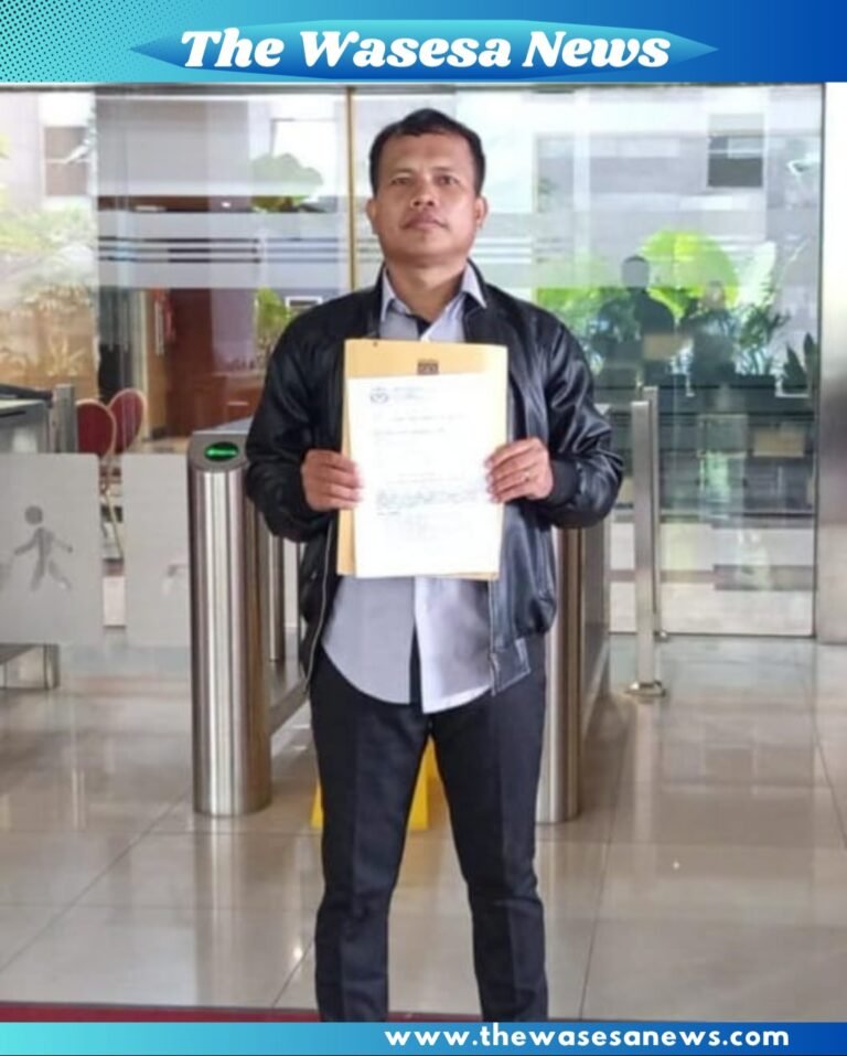 Aktivis Hotman Samosir saat melaporkan Pimpinan KPK ke Dewan Pengawas. - thewasesanews.com