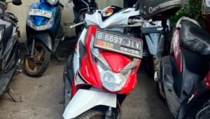Anggota Polsek Batuceper mengamankan barang bukti kunci T dan motor curian dari tangan pelaku curanmor. - thewasesanews.com