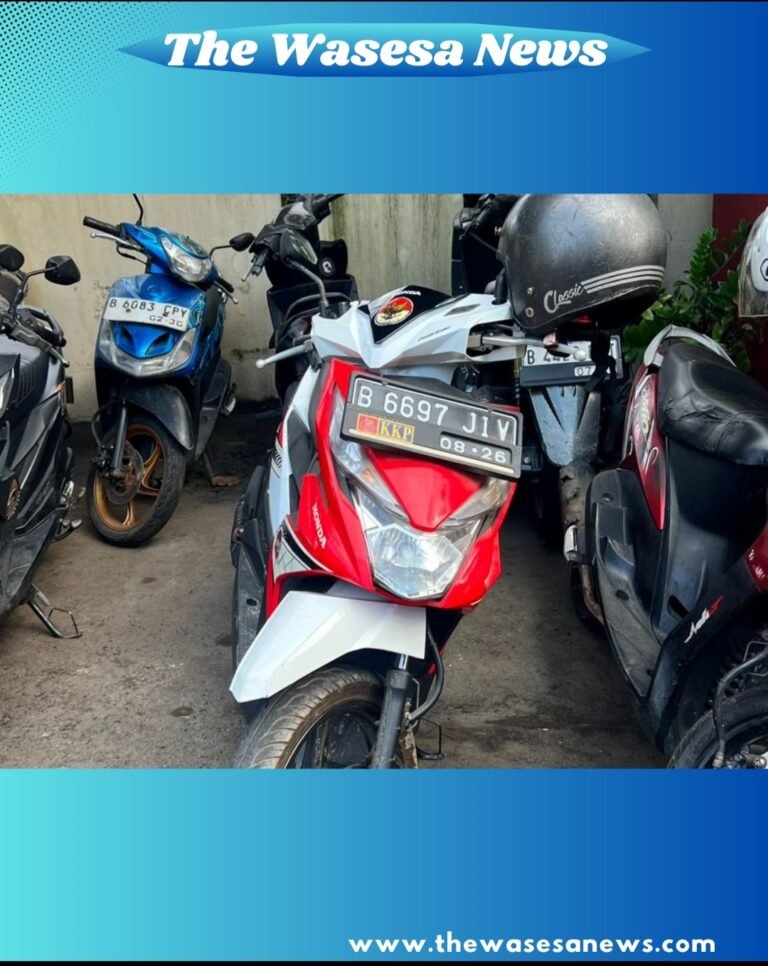 Anggota Polsek Batuceper mengamankan barang bukti kunci T dan motor curian dari tangan pelaku curanmor. - thewasesanews.com