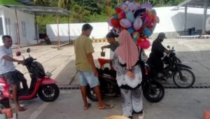 Tim Investigasi The Wasesa News saat mendokumentasikan praktik pengisian BBM manual di SPBU Siluman Desa Sama Sula. - thewasesanews.com