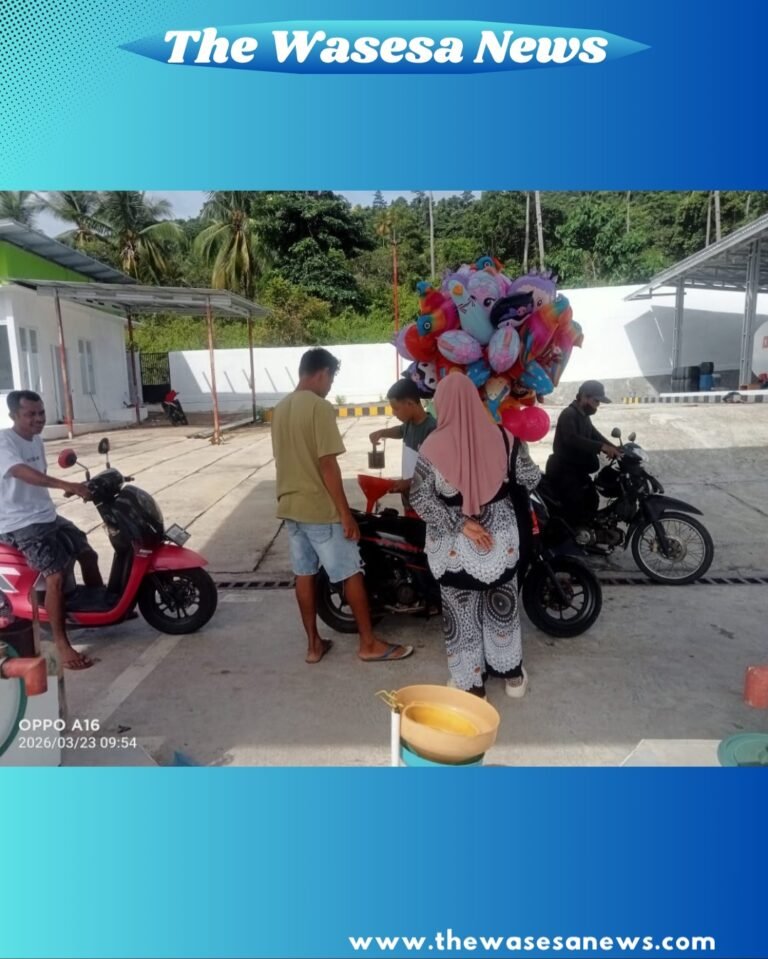 Tim Investigasi The Wasesa News saat mendokumentasikan praktik pengisian BBM manual di SPBU Siluman Desa Sama Sula. - thewasesanews.com