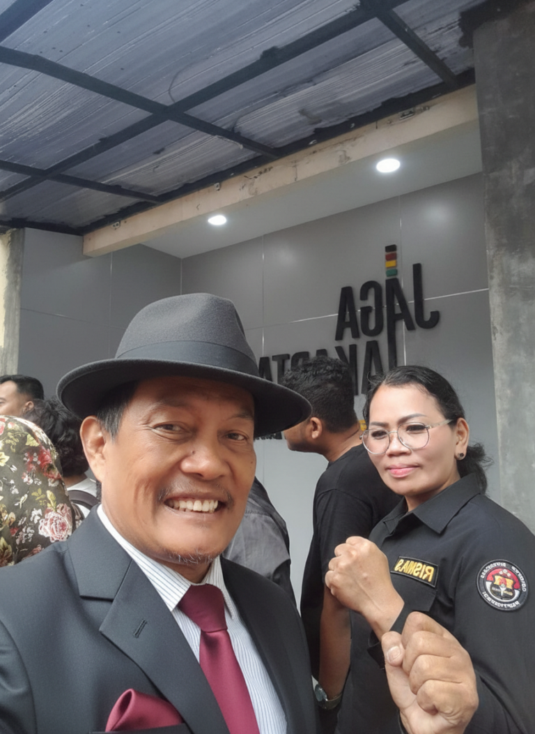 Dr. Bernard BBBBI Siagian dari LBH Pers Presisi saat memberikan pernyataan kritis terkait kebebasan pers dan dana hibah Sukabumi. - thewasesanews.com