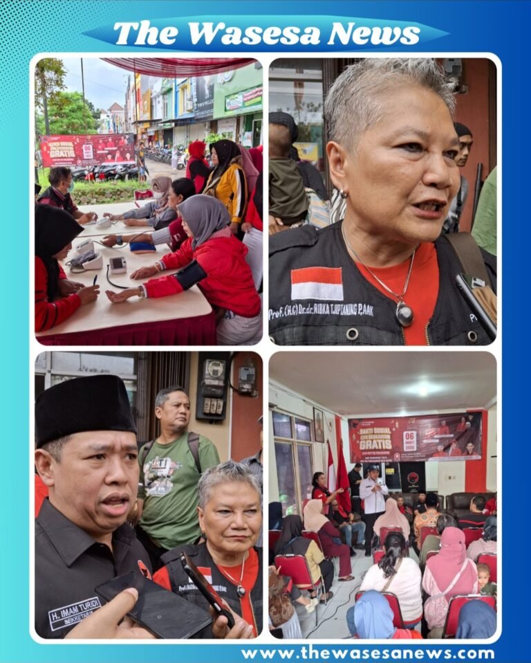 Wakil Walikota Depok Chandra Rahmansyah berbincang dengan peserta kegiatan cek kesehatan gratis yang diselenggarakan PDI Perjuangan Kota Depok