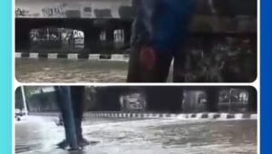 Genangan air setinggi 60 cm di Jalan Meruya Selatan Jakarta Barat membuat kendaraan tidak dapat melintas, Minggu (8/3/2026)