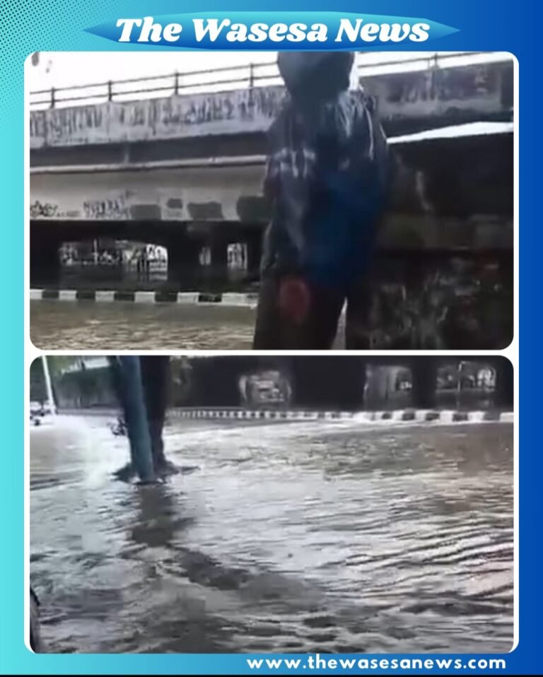 Genangan air setinggi 60 cm di Jalan Meruya Selatan Jakarta Barat membuat kendaraan tidak dapat melintas, Minggu (8/3/2026)