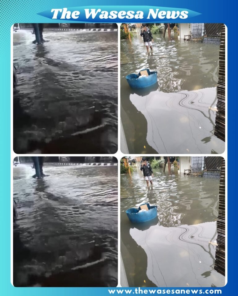 Genangan air setinggi 60 cm di Jalan Meruya Selatan, Jakarta Barat, Minggu (8/3/2026). Banjir akibat hujan deras semalaman telah mengganggu lalu lintas dan merendam sejumlah permukiman.