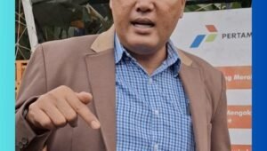 "Hasbullah Rahmat, anggota DPRD Jabar dari Partai PAN, sedang menjelaskan program kerja tahun 2026 untuk Kota Depok di kediamannya di Kalimulya, Depok. Program tersebut mencakup pembangunan ruang kelas baru, perbaikan jalan provinsi, pengelolaan setu, dan penanganan sampah."