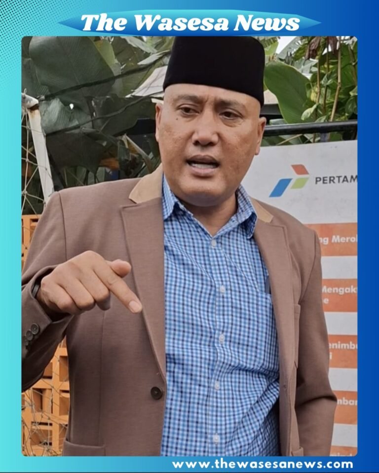 "Hasbullah Rahmat, anggota DPRD Jabar dari Partai PAN, sedang menjelaskan program kerja tahun 2026 untuk Kota Depok di kediamannya di Kalimulya, Depok. Program tersebut mencakup pembangunan ruang kelas baru, perbaikan jalan provinsi, pengelolaan setu, dan penanganan sampah."