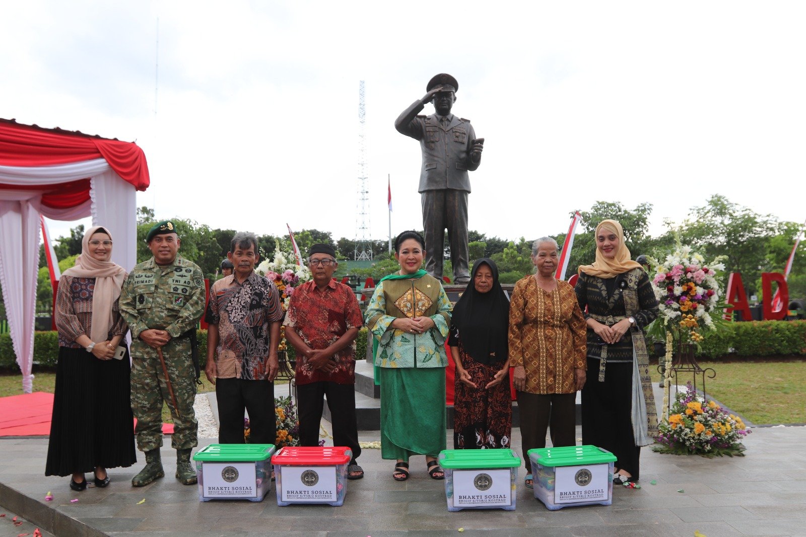 Foto bersama Pangdivif 2 Kostrad di depan Patung H.M. Soeharto bersama Ibu Titiek Soeharto di Markas Brigif 6 Sukoharjo.