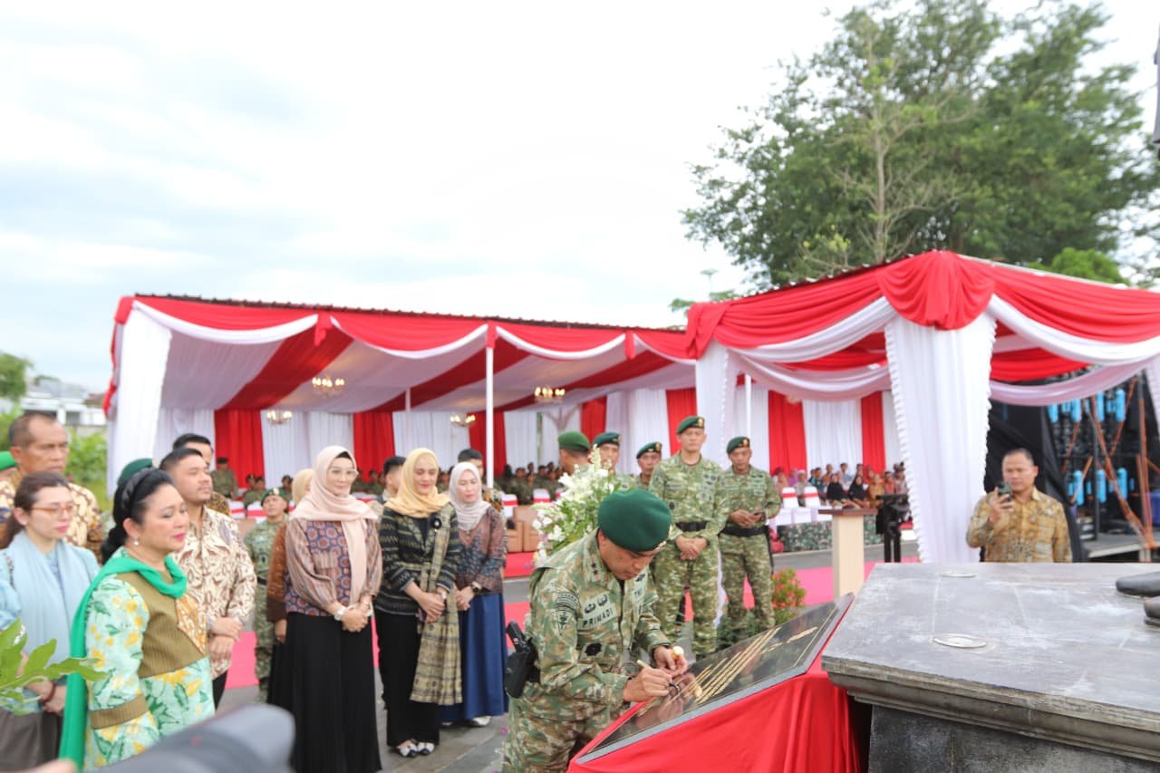 Pangdivif 2 Kostrad Resmikan Patung H.M. Soeharto di Brigif 6.