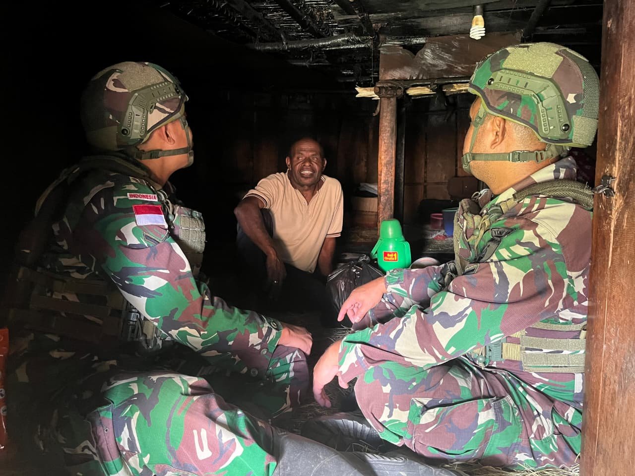 Personel Satgas Yonif 521/DY "Macan Kumbang" bersama tokoh masyarakat Distrik Bolakme dalam sesi dialog hangat mengenai situasi keamanan dan kondisi sosial wilayah Papua Pegunungan.